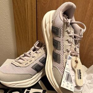 Adidas Women's Sneakers - Cream, Gray, Black Size 8 NIB Cloudfoam